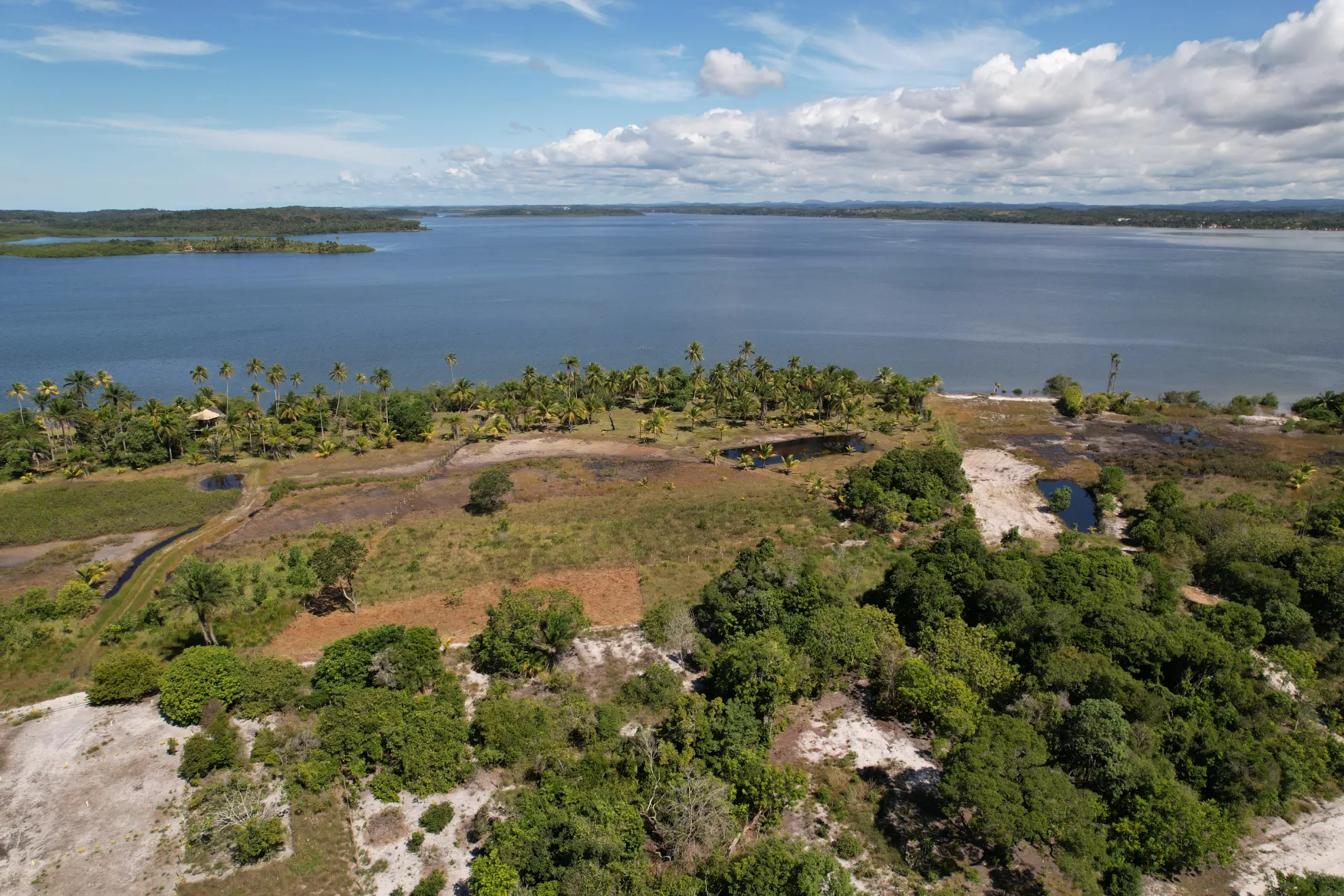Área com frente para a Baía de Camamu em Taipu de Dentro, Península de Maraú, Bahia.